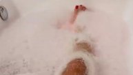 Anastasija uživa u kupki: Noga iz pene navodi muškarce na grešne misli