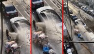 Pukla cev pa zalila pola ulice i oprala parkirane automobile: Besplatno pranje kola za sve prisutne