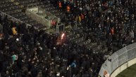 Navijači Fejenorda bacaju baklje na "grobare": Sukob na tribini,žandarmerija intervenisala