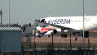 SAJ evakuiše avion u Surčinu: Putnici bezbedno napuštaju letelicu pred potragu za bombom