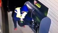 Muškarac prilazi pumpi, pa uzima 3 kante: Snimak krađe goriva na Galenici