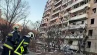Pogođena stambena zgrada u Kijevu: Vatrogasci gase požar