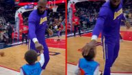 Dečaku u Džejmsovom dresu ostvaren san: Lebron ga pozdravio i pomazio po kosi, dete ne skida osmeh