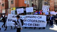 "Mirom protiv Kurtijevog nasilja": Srbi protestovali u severnoj Kosovskoj Mitrovici i Gračanici