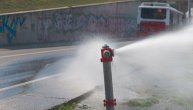 Vozači, oprez: Šiklja voda iz hidranta na spuštanju od Sajma ka Mostarskoj petlji