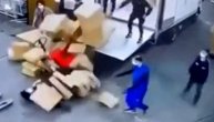 Vadili ga ispod hrpe kutija: Precenili viljuškar i napravili karambol