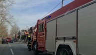 Požar na Voždovcu, gorela kuća, ukućani se jedva spasili: Vatrogasci na licu mesta