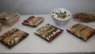 Roštilj, slani rolati, pite, suhomesnato... Bogato posluženje u štabu SPS-a u izbornoj noći