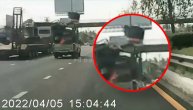 Stolica pala sa kamiona u punoj brzini pa pogodila motociklistu: Čovek ustao i odšetao nepovređen