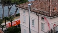 Bazen pun veštačke krvi i crvena boja na fasadi: Vandalizovana vila ruskog voditelja
