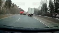 Idiot za volanom uleteo u "makaze" između kamiona: Svaka čast kamiondžiji koji je izbegao tragediju