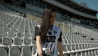 Prelepa voditeljka Marija Egelja u dresu Partizana daje prognozu večitog derbija