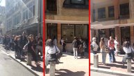 Beograd treba da je ponosan: Ljudi u koloni čekaju ispred umetničke Galerije Sanjaj u Dositejevoj