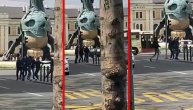 Snimak tuče mladića kod spomenika Stefanu Nemanji: Razbežali se kad je stigla policija