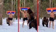 Živela Srbija: Rus polugo na minus 10 igra s mečkom i peva srpske pesme dok vijori srpskom zastavom