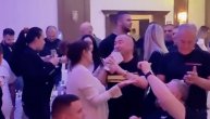 To može samo on: Đani se otkinuo od bakšiša na proslavi rođenja svog unuka, pune šake para