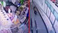 Radnica supermarketa "pustila mozak na otavu": Zbog nje kolica skršila ženu na pokretnim stepenicama