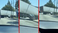 Šta se ovde izdešavalo? Auto podleteo po strani pod kamion, podigao mu zadnje točkove
