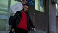 Snimak Darka Lazića kako napušta stanicu policije posle hapšenja