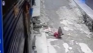 Zastrašujući snimak: Majmun pokušao da otme devojčicu, vukao je po ulici