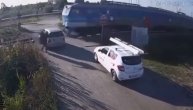 Prelazio prugu bez rampe i umalo da ga odnese voz