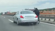 Čoveče, imaš li mozga?! Biciklista se uhvatio na auto-putu za auto, vozači se krstili