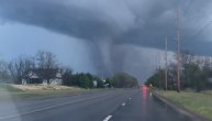 Nemilosrdni tornado briše sve pred sobom po Kanzasu: Pogledajte jezive snimke pijavice prolazi