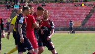 U Kragujevcu se vodi pravi rat: Radničkom dosuđen drugi penal, igrači ponovo krenuli sa tučom