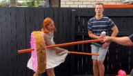 Izgleda da je rešila da sa njim nema više dece: Promašila pinjatu pa udarila muža u bolno mesto