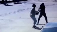 Lopov nasrnuo na ženu pred detetom: Otimao se za torbu pa dobio po glavi