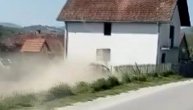 Krivudao po putu, pa sleteo sa puta i zakucao se u zid kuće: Saobraćajna nezgoda u okolini Dragačeva