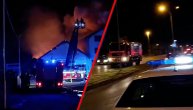 Stravičan požar u Novom Sadu: Gori objekat na auto placu, vatrogasci se bore sa plamenom