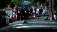 Pogledajte momenat kada policija privodi navijače posle masovne tuče Grobara i Delija
