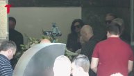 Nikolina Pišek ophrvana bolom se klati pored sanduka: Počela sahrana muža poznate voditeljke