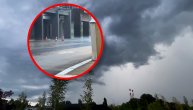 Nevreme tutnji Beogradom, munje paraju nebo: Grmi, seva, pljušti