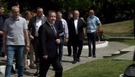 Ivica Dačić došao na šestomesečni pomen Milutinu Mrkonjiću: Poklonio mu se, pa se prekrstio