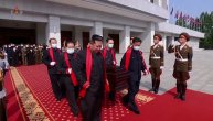Kim Džong Un nosi mrtvački kovčeg, jedini je bez maske, a kovid hara: Snimak o kom bruji planeta