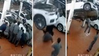 Neprijatna scena u mehaničarskoj radnji: Automobil pao na radnika, urlikao od bola