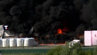 Veliki požar u fabrici za proizvodnju stiropora: Crni dim kulja, dok okolo bukti vatra