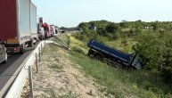 Ozbiljna saobraćajka u Rušnju: Automobil udario u kamion, oštećen i autobus sa decom, točan na putu