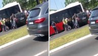 Sudar kod Ade Ciganlije, ljudi pomeraju automobil
