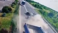 Snimak momenta udesa u Rušnju: Automobil udario u kamion i okrenuo se oko svoje ose