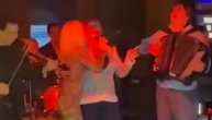 Jovana Jeremić "otela" mikrofon Zorici Brunclik: Zapevale na sceni, dok ih Kemiš prati