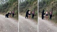 Najopasniji selfi: Medved je prišao devojci i stao kao da zna šta treba da radi