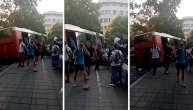 Uzrujani putnici beže iz autobusa koji se zakucao u drvo