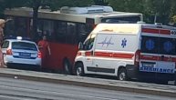 Drama u Nemanjinoj: Autobus udario motociklistu, zakucao se u drvo, parkiran automobil i ogradu