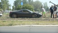 Moćni Ferari se "nasukao" na šine, pored njega prolaze duplo jeftiniji automobili