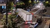 Šleper udario 2 automobila: Pola sata blokirao raskrsnicu, pokušavao da isparkira