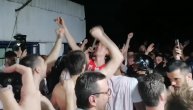 Navijači Zvezde "ludovali" sa igračima ispred Pionira: Posebno su emotivni bili Davidovac i Dobrić