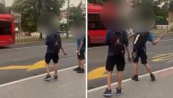 Imaju li oni roditelje i kako su ih vaspitali: Maloletni huligani gađaju trolejbuse kamenjem